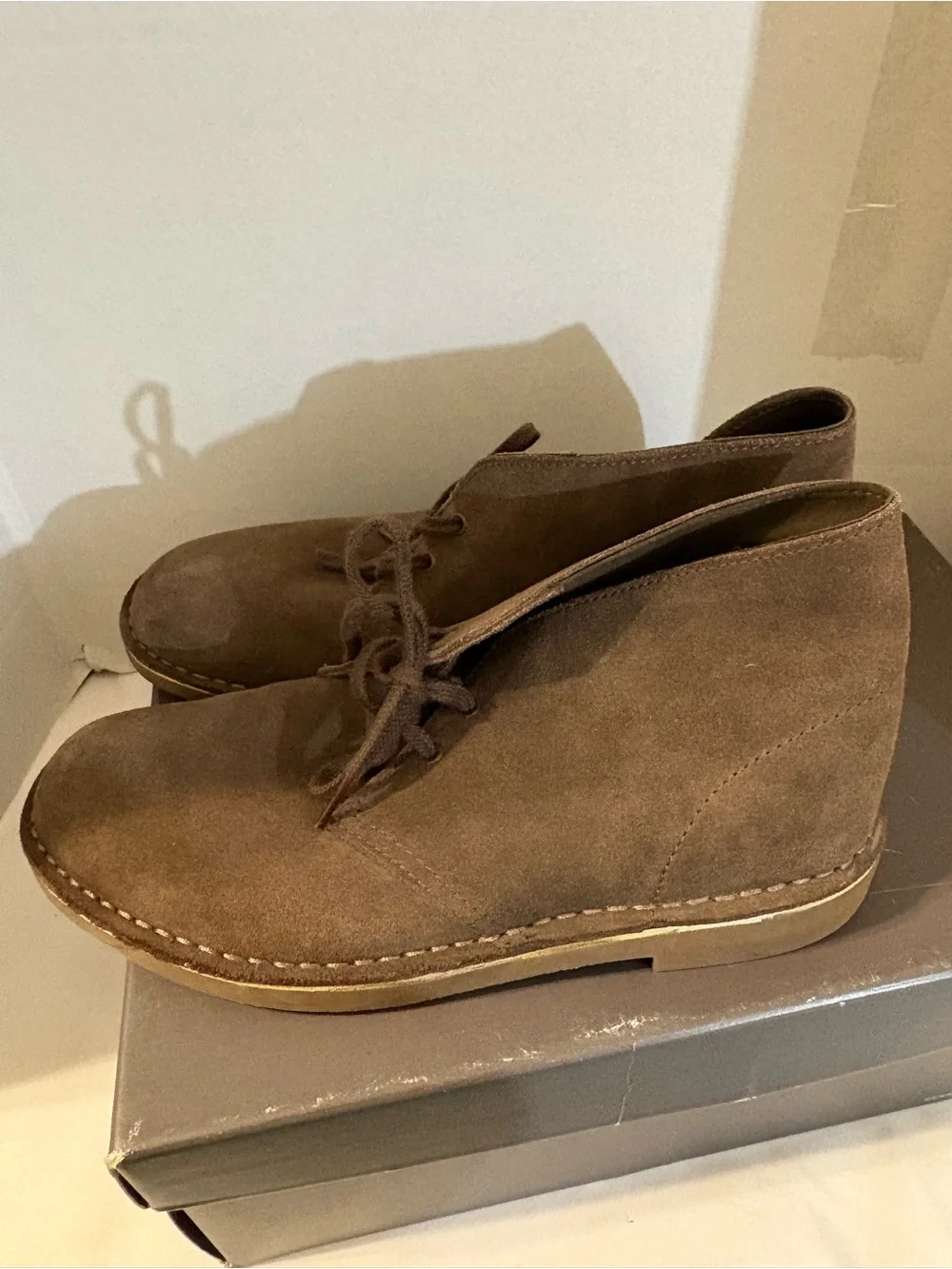 Clarks Desert Boots mens 8M brown suede two-eyelet lace-up crepe rubber sole